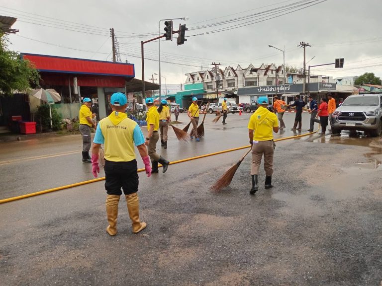 จิตอาสา สภ.ห้วยคต พร้อมคณะ กต.ตร.สภ.ห้วยคต เข้าช่วยเหลือ บรรเทาสาธารณภัย กับประชาชน ผู้ประสบเหตุอุทกภัยในพื้นที่เทศบาลตำบลบ้านไร่