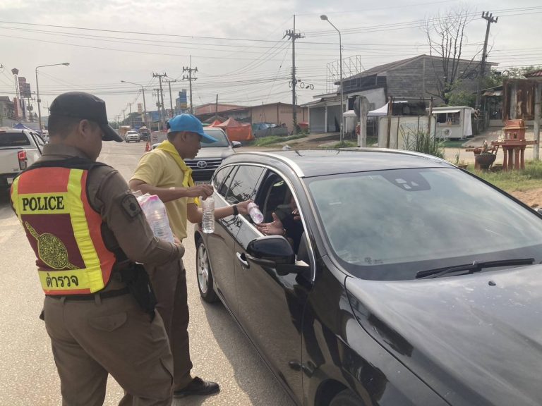 จิตอาสา,ข้าราชการตำรวจประจำจุดตรวจบริการประชาชนฯ แจกน้ำดื่มให้แก่ประชาชนที่สัญจรไป-มา