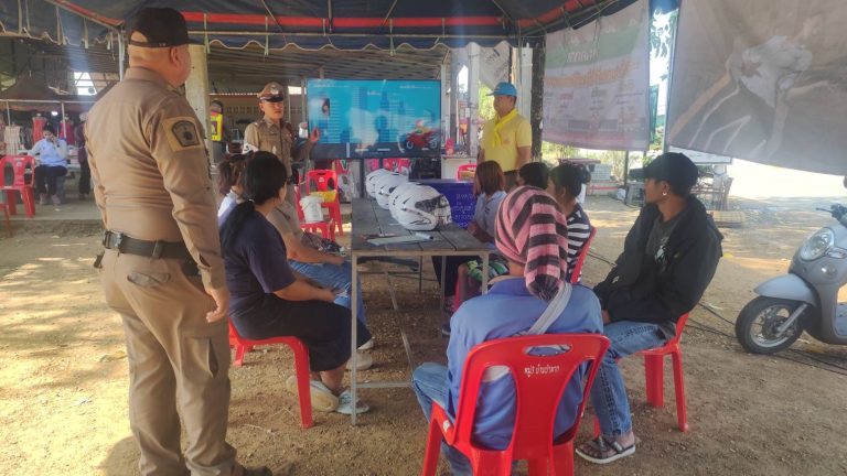 รณรงค์ประชาสัมพันธ์และอบรมการสวมใส่หมวกนิรภัยและแจกหมวกนิรภัย