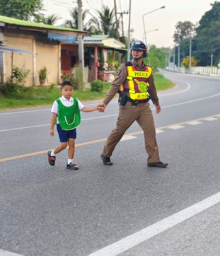 ส.ต.ต.อาทิตย์ เสายา ผบ.หมู่(ป.)สภ.ห้วยคต อำนวยความสะดวกจัดการจราจรเพื่อป้องกันอุบัติเหตุ บริเวณด้านหน้าทางเข้าโรงเรียนวัดสุวรรณบรรพต