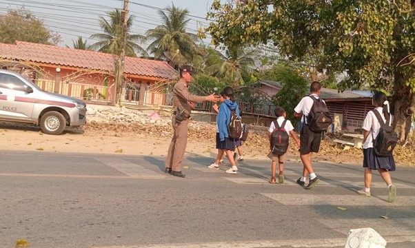 ร.ต.อ.ประพิศ สารมะโน รอง สวป.สภ.ห้วยคต อำนวยความสะดวกจัดการจราจรเพื่อป้องกันอุบัติเหตุ