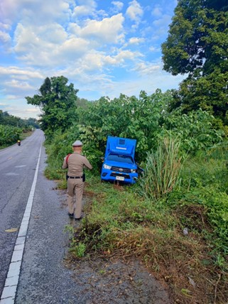 พ.ต.ท.สุริยัน  ศุทธินีติกรกุล  รอง ผกก.(สอบสวน)สภ.ห้วยคต ได้ออกตรวจที่เกิดเหตุรถยนต์กระบะเสียหลัก