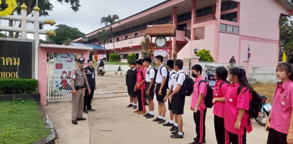 ร.ต.อ.คมศักดิ์ สารบรรณ รอง สวป.  สภ.ห้วยคต อำนวยความสะดวกจัดการจราจรเพื่อป้องกันอุบัติเหตุ บริเวณด้านหน้าทางเข้าโรงเรียนห้วยคตพิทยา