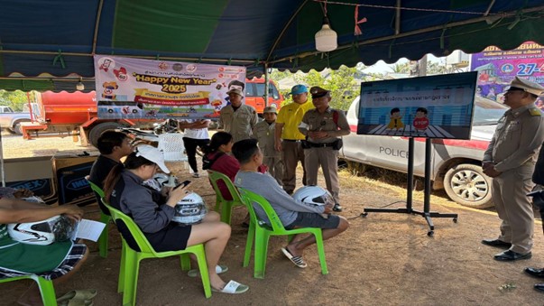 อบรมให้ความรู้ประชาชนที่ใช้รถจักรยานยนต์ พร้อมทั้งแจกหมวกนิรภัยให้กับประชาชน ในช่วงเทศกาลปีใหม่ 2568