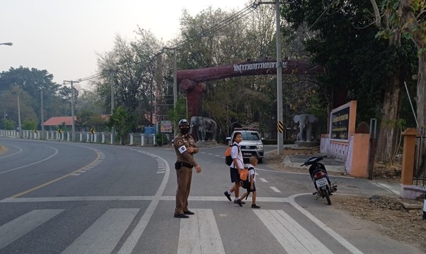 ด.ต.พิสูตร ไชชูโชติ ผบ.หมู่(ป.)สภ.ห้วยคต อำนวยความสะดวกจัดการจราจรเพื่อป้องกันอุบัติเหตุ บริเวณด้านหน้าทางเข้าโรงเรียนวัดสุวรรณบรรพต