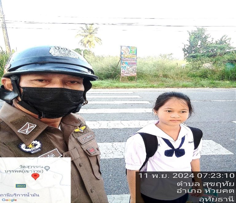 ด.ต.พิสูตร ไชชูโชติ ผบ.หมู่(ป.)สภ.ห้วยคต อำนวยความสะดวกจัดการจราจรเพื่อป้องกันอุบัติเหตุ