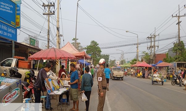 อำนวยความสะดวกจัดการจราจรเพื่อป้องกันอุบัติเหตุ บริเวณตลาดนัดสามแยกตลาดใหม่