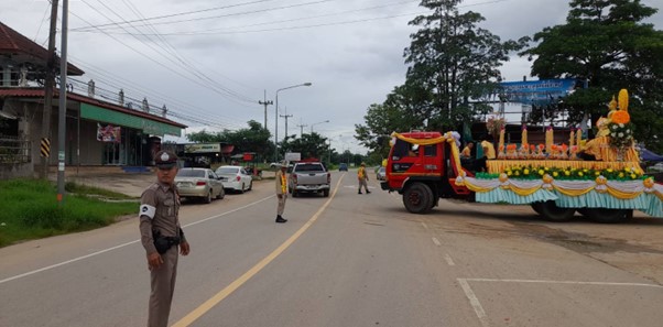 ร.ต.อ.คมศักดิ์ สารบรรณ รอง สวป.สภ.ห้วยคต พร้อม 20 รถยนต์อำนวยความสะดวกด้านการจราจรเพื่อป้องกันอุบัติเหตุ บริเวณสามแยกตลาดใหม่       