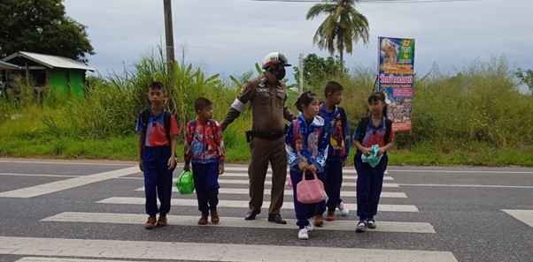 ด.ต.พิสูตร ไชชูโชติ ผบ.หมู่(ป.)สภ.ห้วยคต อำนวยความสะดวกจัดการจราจรเพื่อป้องกันอุบัติเหตุ บริเวณด้านหน้าทางเข้าโรงเรียนวัดสุวรรณบรรพต