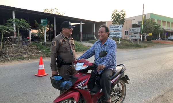 พ.ต.ท.ปพน โสพัฒน์ รอง ผกก.ป.สภ.ห้วยคต พร้อมกำลังเจ้าหน้าที่ตำรวจ รวม 7 นาย ตั้งจุดตรวจกวดขันวินัยจราจร เพื่อลดอุบัติเหตุในช่วงเทศกาลปีใหม่ 2568