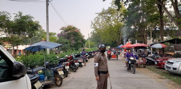 อำนวยความสะดวกจัดการจราจรเพื่อป้องกันอุบัติเหตุ บริเวณทางเข้าที่ว่าการอำเภอห้วยคต