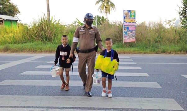 ด.ต.พิสูตร ไชชูโชติ ผบ.หมู่(ป.)สภ.ห้วยคต อำนวยความสะดวกจัดการจราจรเพื่อป้องกันอุบัติเหตุ