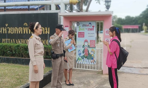 ร.ต.อ.คมศักดิ์ สารบรรณ รอง สวป.  สภ.ห้วยคต อำนวยความสะดวกจัดการจราจรเพื่อป้องกันอุบัติเหตุ บริเวณด้านหน้าทางเข้าโรงเรียนห้วยคตพิทยาคม