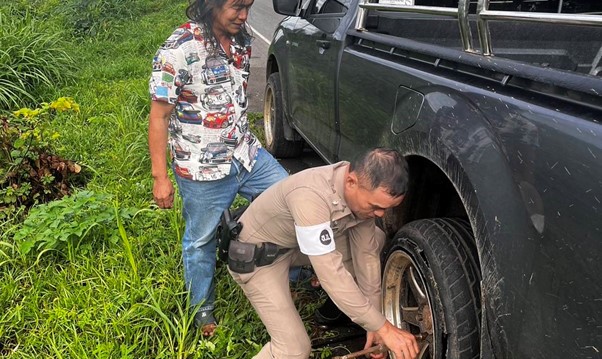 ร.ต.อ.คมศักดิ์ สารบรรณ รอง สวป.สภ.ห้วยคต ได้ให้ความช่วยเหลือประชาชน รถยนต์ยางแตก