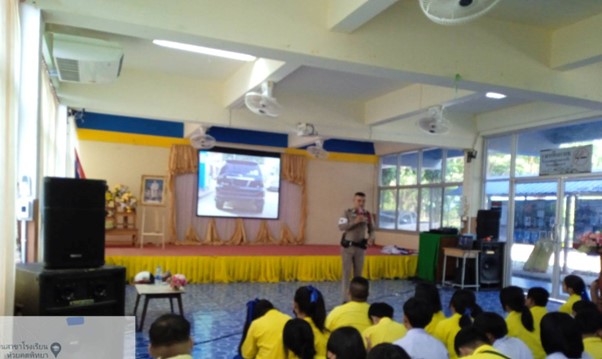 บรรยายให้ความรู้เกี่ยวกับกฎหมายจราจรเบื้องต้น การใช้รถใช้ถนนอย่างปลอดภัย และการใช้สัญญาณมือในการจราจร ให้กับนักเรียน โรงเรียนสมอทองปทีปพลีผลอุปถัมภ์