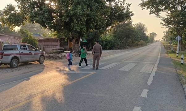 ส.ต.ต.พงศธร แสงฉวี ผบ.หมู่(ป.)สภ.ห้วยคต อำนวยความสะดวกจัดการจราจรเพื่อป้องกันอุบัติเหตุ บริเวณด้านหน้าทางเข้าโรงเรียนวัดบ้านกลาง