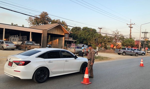 พ.ต.ท.ปพน โสพัฒน์ รอง ผกก.ป.สภ.ห้วยคต พร้อมกำลังเจ้าหน้าที่ตำรวจ รวม 7 นาย ตั้งจุดตรวจกวดขันวินัยจราจร เพื่อลดอุบัติเหตุในช่วงเทศกาลปีใหม่ 2568